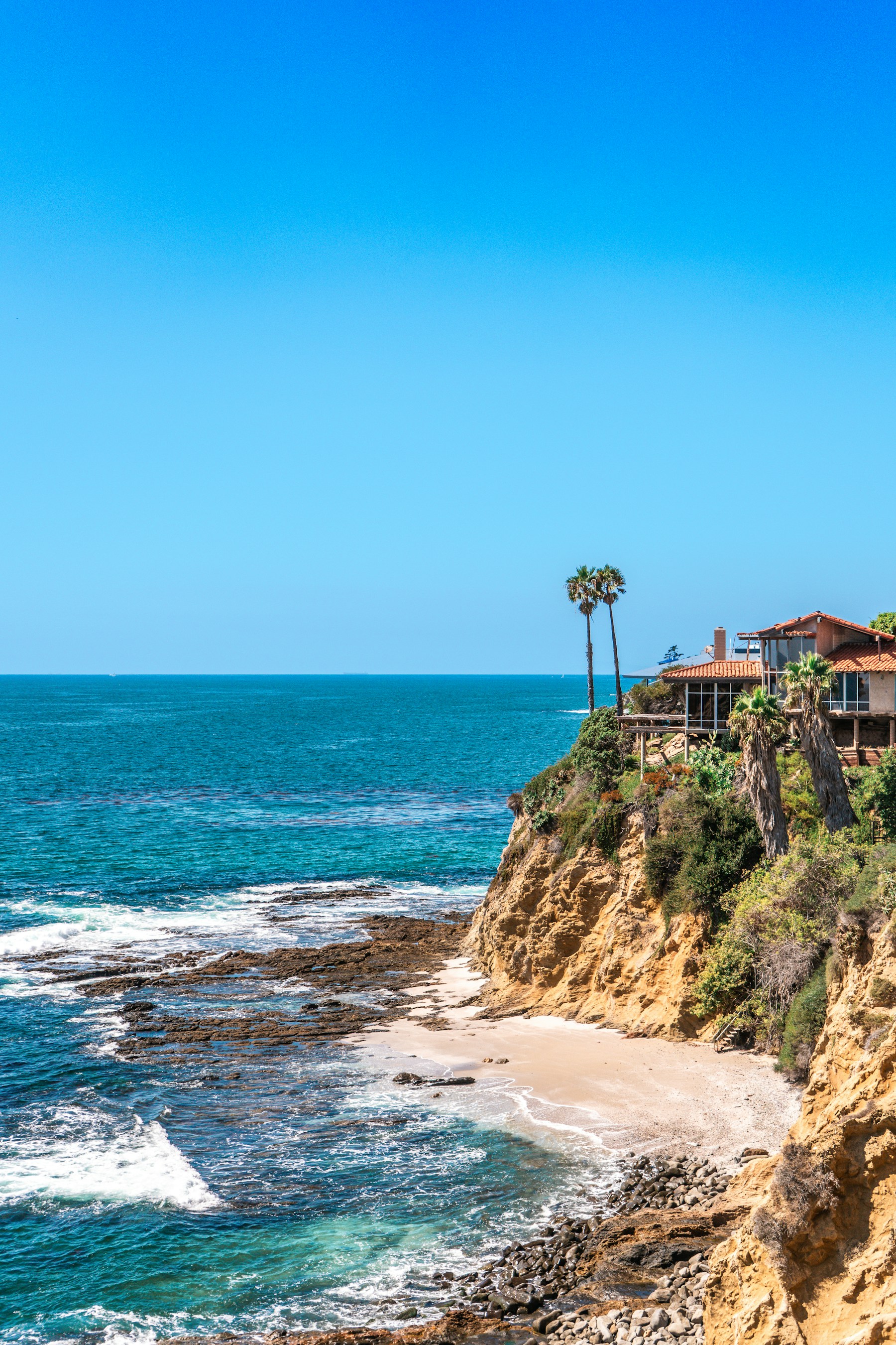 A California coastal home above the Pacific Ocean